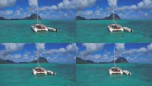 碧海蓝天下的双体帆船高清在线视频素材下载