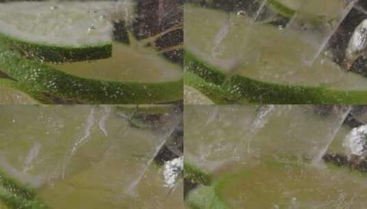 柠檬切片放进带冰的水中高清在线视频素材下载