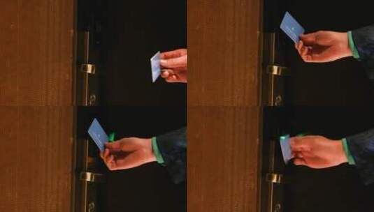 使用房卡打开房间门智能化门锁高清在线视频素材下载