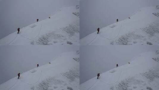 风雪中攀登四川贡嘎山区贡巴峰的登山者高清在线视频素材下载