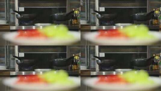厨师切青红椒高清在线视频素材下载