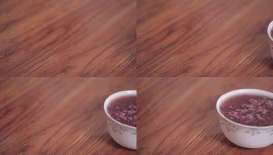 实木桌子上放祛湿红豆粥高清在线视频素材下载