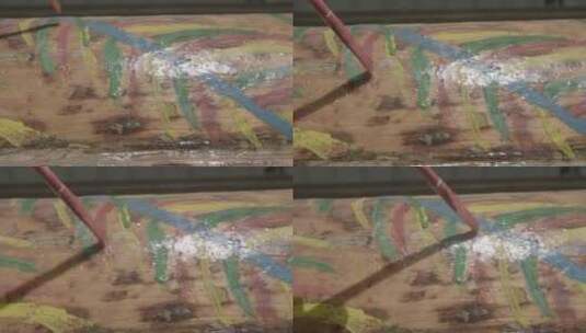 民间艺人在给一条凤舟刷彩漆LOG视频素材高清在线视频素材下载