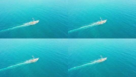 游览船在蔚蓝的海面上缓慢航行，充满活力的水面反射着明亮的蓝天高清在线视频素材下载