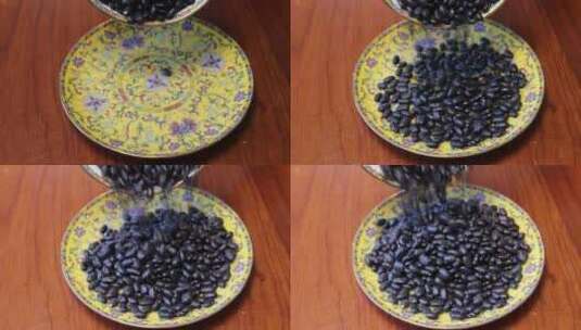 黑扁豆倒在盘子里 食材展示高清在线视频素材下载