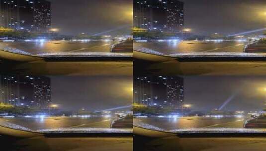 雨中夜晚，透过后视镜的公路高清在线视频素材下载