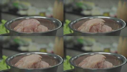 轻食店厨师在厨房切肉鸡胸肉/无调色高清在线视频素材下载
