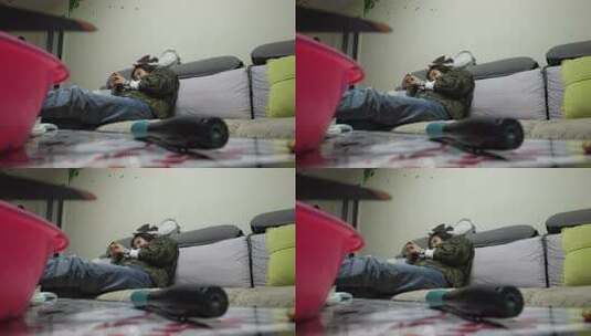 女孩沙发上躺卧玩手机高清在线视频素材下载