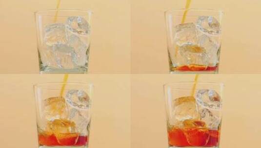 酒倒入加冰的玻璃杯中高清在线视频素材下载