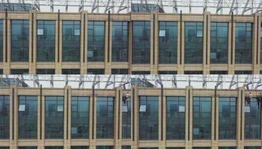 城市玻璃幕墙工人高空作业 4K航拍高清在线视频素材下载