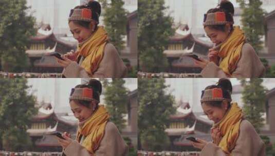 美女游客在成都大慈寺看手机发消息微笑高清在线视频素材下载