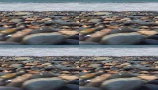 海水浪花冲刷鹅卵石素材高清在线视频素材下载