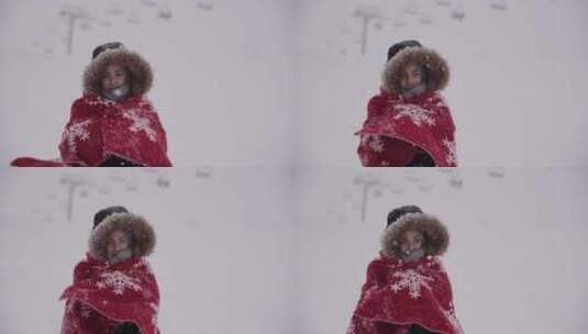 女人在雪中裹上毯子高清在线视频素材下载