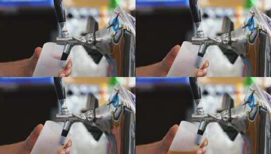 啤酒制造生产喝啤酒啤酒泡沫啤酒杯特写高清在线视频素材下载