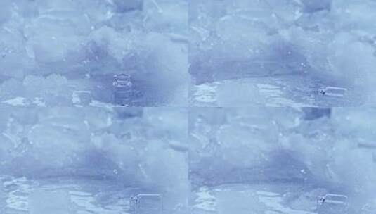 冰川中的精华液小瓶被水浪击倒高清在线视频素材下载