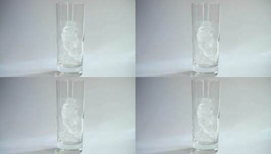 将牛奶倒入白色背景上有冰的玻璃杯高清在线视频素材下载