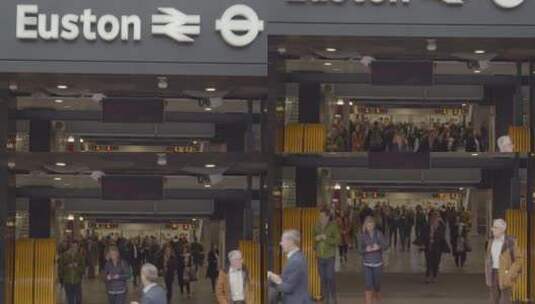 伦敦尤斯顿站出入的旅客高清在线视频素材下载