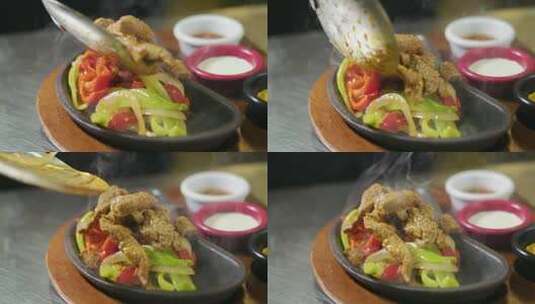 厨师把熟肉和勺子放在盘子上高清在线视频素材下载