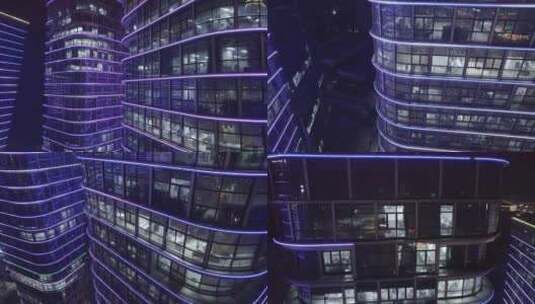 城市夜景玻璃幕墙办公楼写字楼内透高清在线视频素材下载