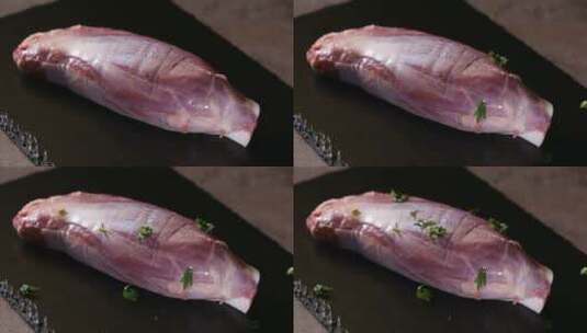 在未煮熟的牛肉上撒上新鲜的绿色欧芹高清在线视频素材下载