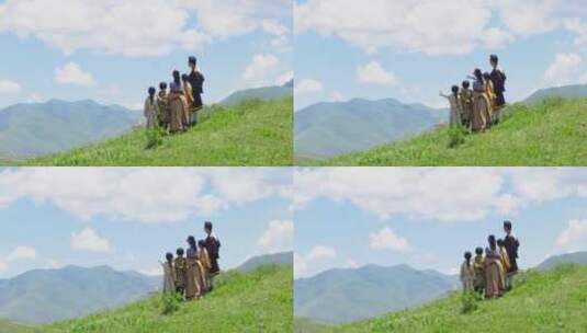 少数民族大人和小孩站在山顶眺望远方高清在线视频素材下载