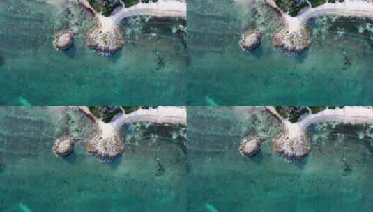 航拍海岸线边上的小岛屿沙滩高清在线视频素材下载