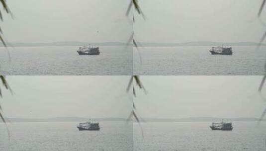 深圳大鹏南澳大海海面上的船鸟飞过高清在线视频素材下载