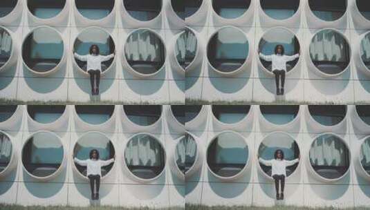 女人坐在圆形建筑物上拍照高清在线视频素材下载