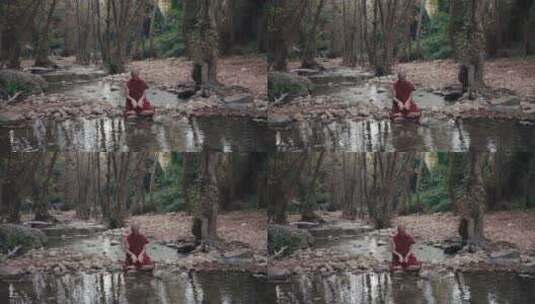 和尚在森林的小溪边做祈祷仪式高清在线视频素材下载