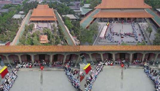 古建筑前传统仪式活动场景高清在线视频素材下载