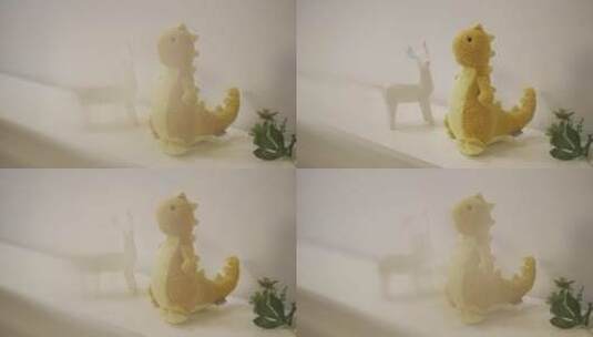 生活摆件黄色小恐龙娃娃高清在线视频素材下载