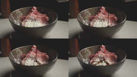 在碗中的猪肉上加入酱油生抽腌制高清在线视频素材下载