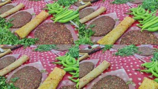 传统土耳其肉烤肉串和蔬菜高清在线视频素材下载