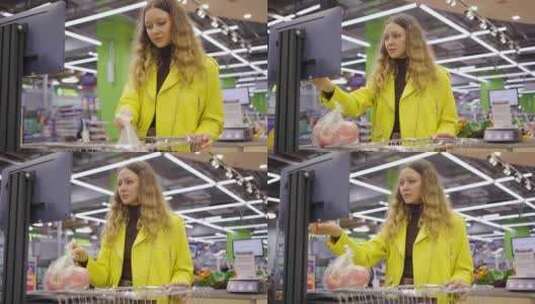 女人在杂货店使用自助结账站称重农产品作为高清在线视频素材下载