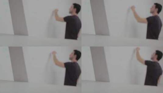 男子用左手在白板上写字高清在线视频素材下载