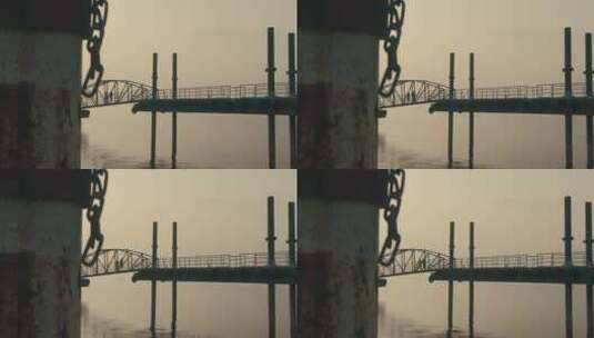 在码头桥梁上跑步的运动员高清在线视频素材下载