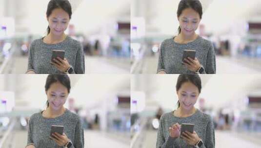 女人在机场使用手机高清在线视频素材下载