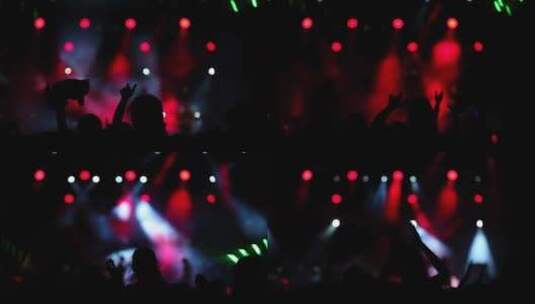 人们在灯光舞台下开心地跳舞高清在线视频素材下载