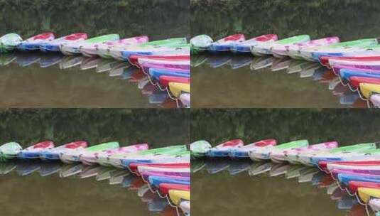 一排整齐的皮划艇停靠在码头边高清在线视频素材下载