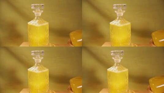 透明玻璃瓶装黄色果汁 (8)高清在线视频素材下载