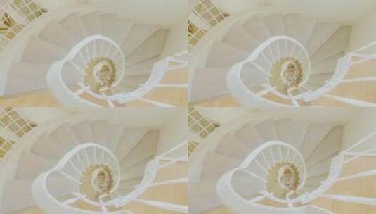 从楼梯上拍摄站在楼梯底部的新娘高清在线视频素材下载
