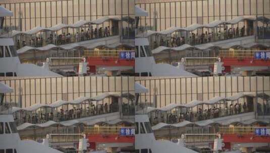 乘客从廊桥走下轮船高清在线视频素材下载