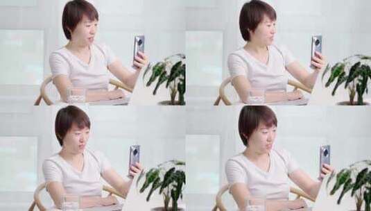 在家使用手机自拍的亚洲年轻女性高清在线视频素材下载