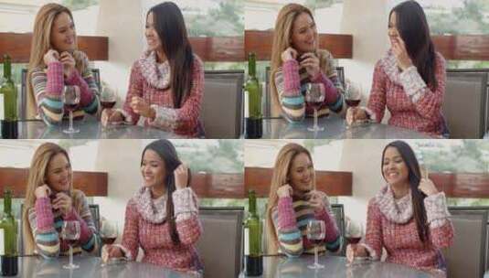 两个女人边喝红酒边高兴地聊天高清在线视频素材下载
