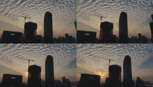 黄昏下的城市龙鳞云的天空高清在线视频素材下载