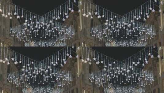 夜晚伦敦英国街商店里的圣诞灯饰高清在线视频素材下载