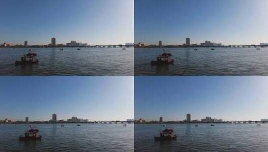 固定近处的游船河面远处大桥高清在线视频素材下载