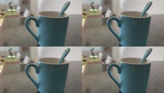 一个带勺子的蓝色陶瓷杯的特写镜头高清在线视频素材下载
