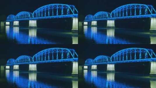 鸭绿江上断桥夜景蓝色灯光倒映江面上高清在线视频素材下载