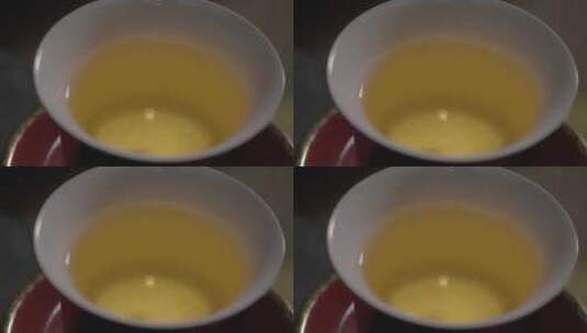 一滴茶水进茶杯高清在线视频素材下载